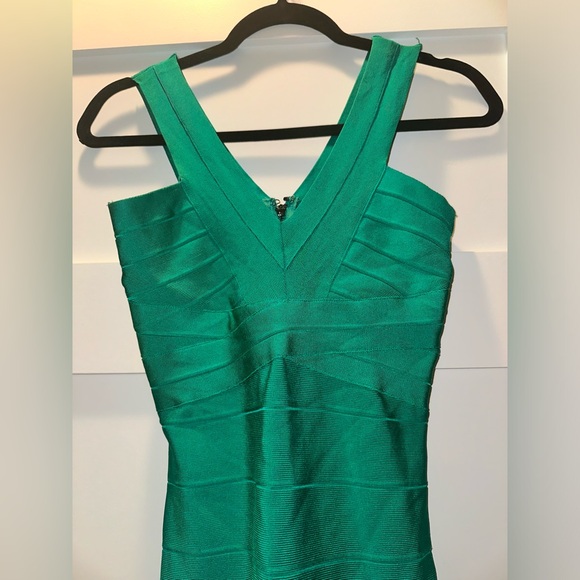 BEBE xs beautiful emerald green dress worn once only - Picture 5 of 6